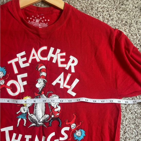Universal Studio Teacher of All Things Red Short Sleeve Crew Neck Tee Dr Suess - Picture 4 of 5